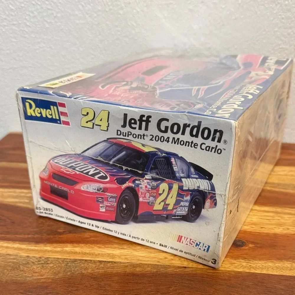 Jeff Gordon Revell NASCAR 2004 DuPont Monte Carlo 1/24 Model Kit Factory New